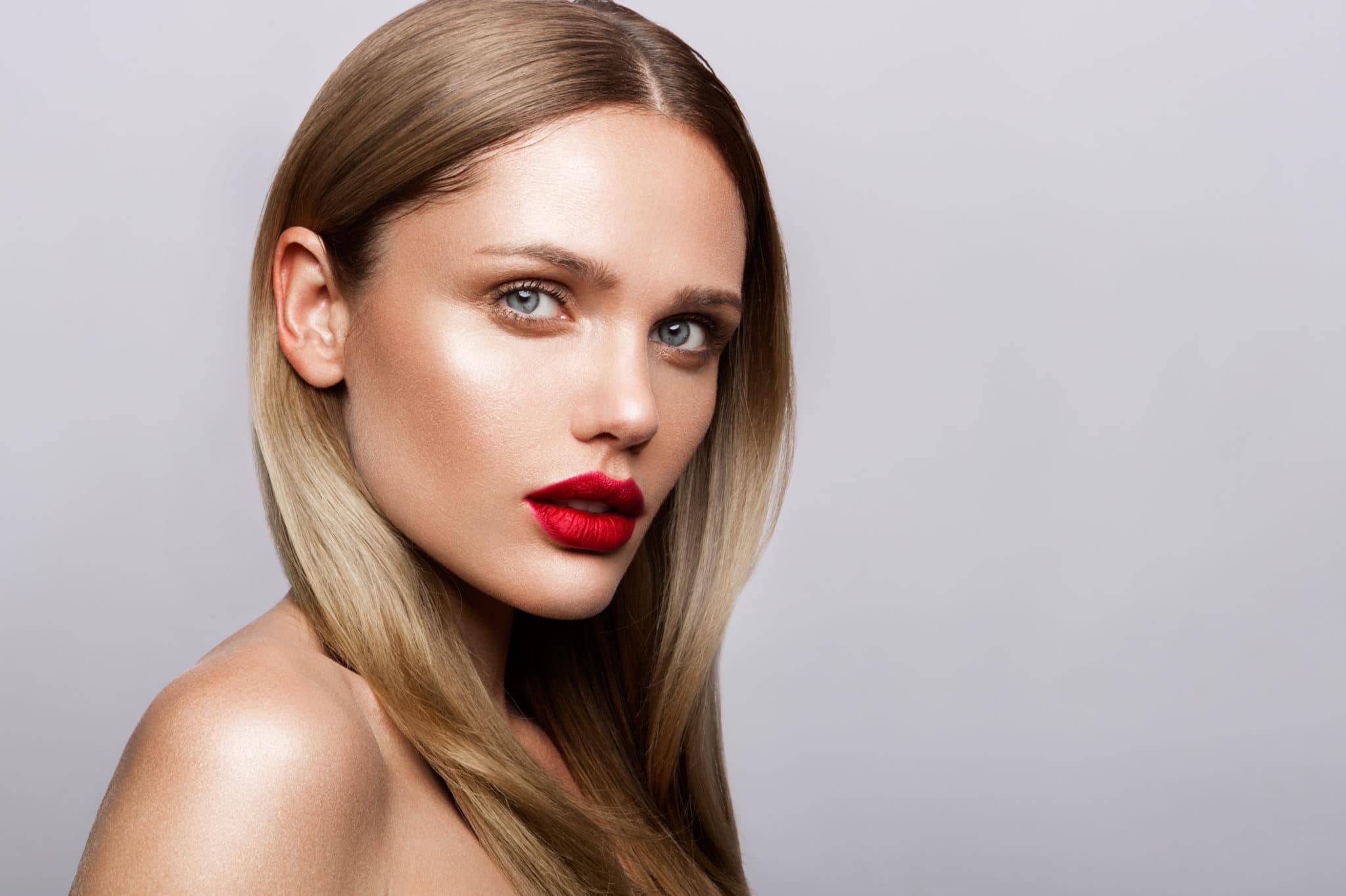 Beautiful,Young,Model,With,Red,Lips,And,Nude,Manicure