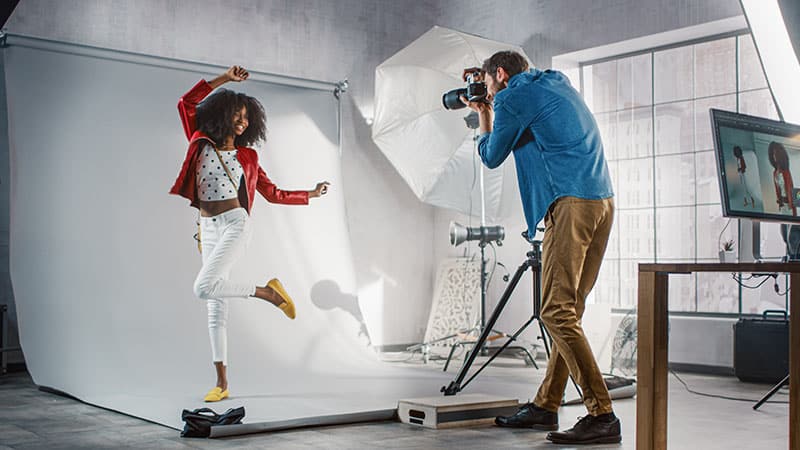 Behind,The,Scenes,On,Photo,Shoot:,Beautiful,Black,Model,Poses